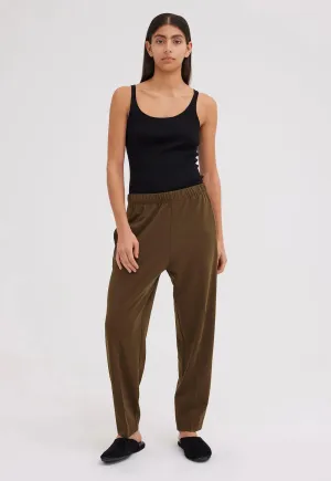 Wells Pant in Dark Olio Green