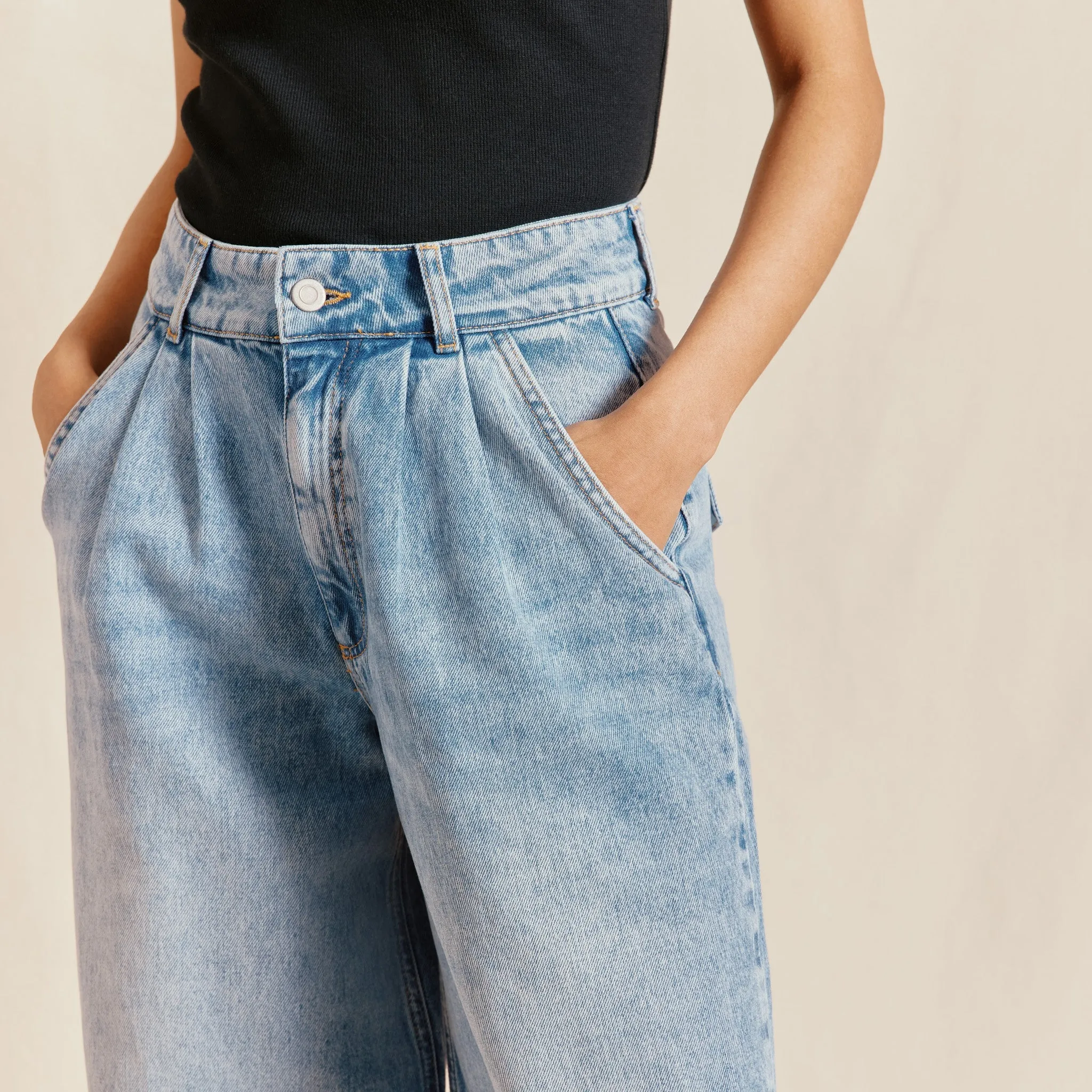 Wide Pleat Jeans in Light Wash by Albaray